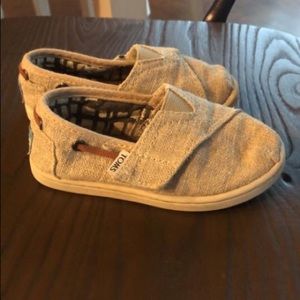 Size 7 little kids Toms